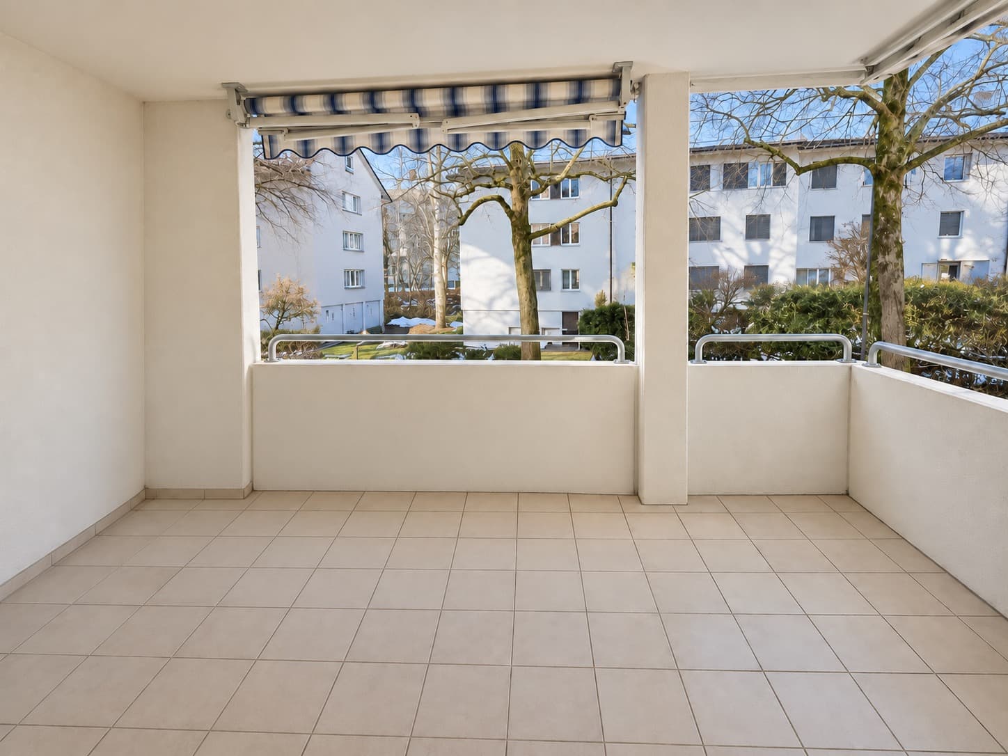 Geschützter Balkon mit Blick ins ruhige Wohnumfeld